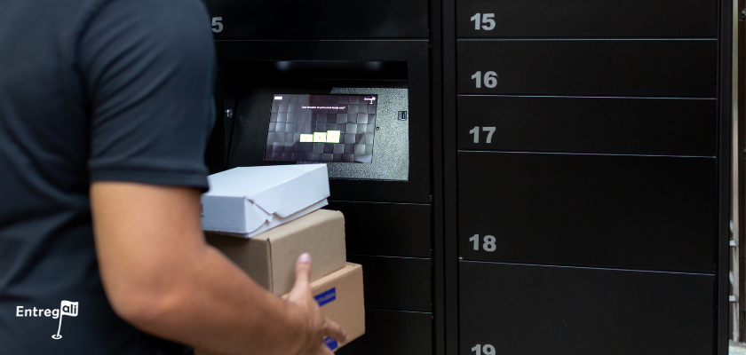 Recebimento de encomendas na caixa de correio inteligente no condomínio comercial