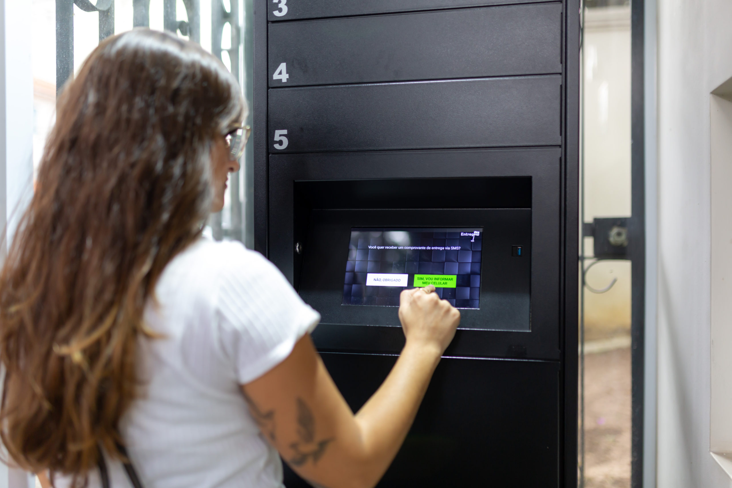 retirada de encomenda no armário inteligente