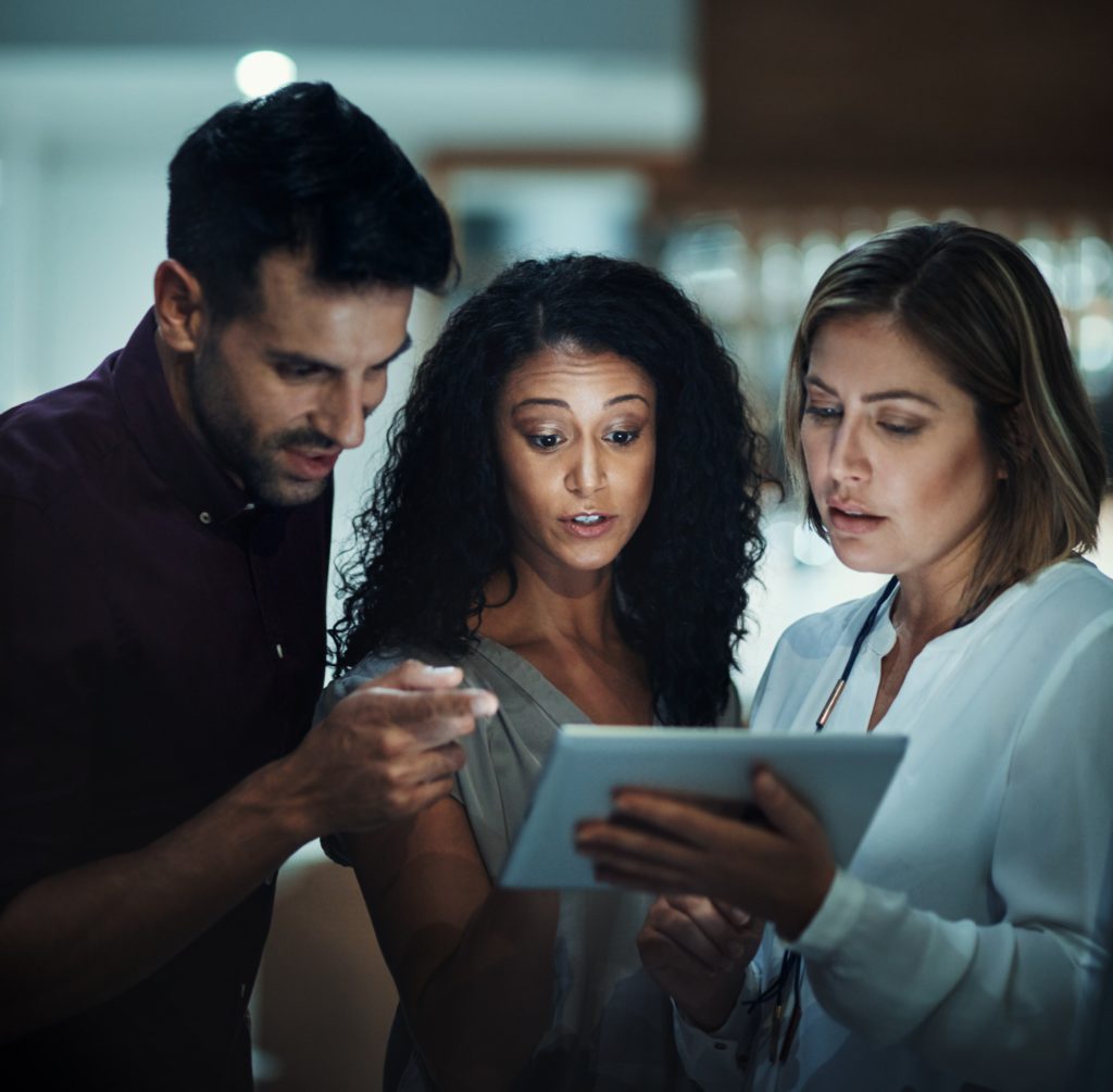 Pessoas usando tecnologia para acompanhar tendências de consumo e fazer compras online